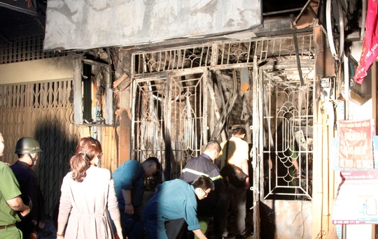 TP.HCM: Cháy nhà giữa đêm, 10 người thương vong 